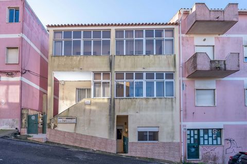 If you are looking for a building with excellent profitability in the rental market, you can consider this an excellent investment! Area very well served by transport and services. Building with 5 vacant units, all with independent entrances and mete...