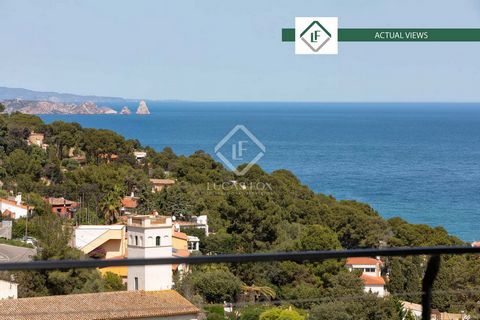 Esta espléndida villa moderna, recién construida en la urbanización de Es Valls, ofrece unas espectaculares vistas al mar y se sitúa a poca distancia de la playa de Sa Riera y el centro de Begur. Ubicada en una práctica parcela de 680 m2, disfruta de...