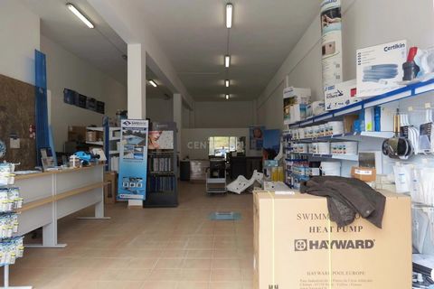 Store/warehouse, well located, nearby Estrada Nacional 125 just before Lagos. Give your business the best exposure possible. High ceilings and 357 square meters make it possible to develop any kind of activity needed. Boost your business and move to ...