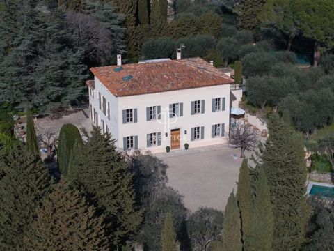 Majestic 8 bedroom bastide, situated in a quiet setting in Grasse, with its origins dating from the 17th Century. With a spacious living area of 374.41m2, which has been entirely renovated and set over 3 floors, features include 7 en-suite bedrooms, ...
