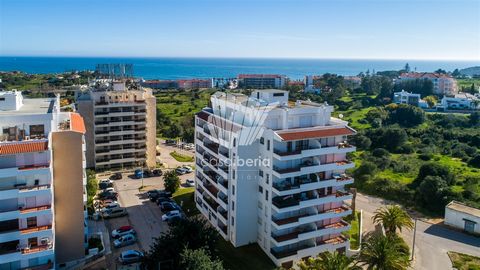Studio,Portimão, Algarve This charming studio offers a partial sea view. It is located just minutes away from the stunning beaches of Vau, Praia da Rocha, and Praia dos Três Castelos. Situated on the sixth floor of a building with two elevators, this...
