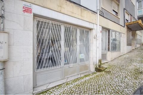 Located in a residential area, but also with shops. These are two stores that are sold together, connected, one with 175 m2 and the other with 75m2  The stores have high ceilings, a bathroom, lots of light and two store windows facing the street. The...