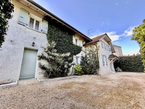 At the end of a cul-de-sac, discover this beautiful townhouse of 164 m2 composed of an entrance, a large living room of 40 m2, a separate kitchen with pantry and access to the terrace, separate toilet. Upstairs, four bedrooms including a master suite...
