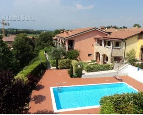 In Salionze, 5 minutes from Peschiera del Garda, there is this apartment set on the first and top floor of a recently build building with communal swimming pool. The property is situated in tranquil and panoramic position, 500 metres from shops, amen...