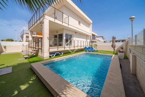 Lucas Fox presents this amazing property in Gran Alacant, a villa presented in move-in condition with great quality finishes, private pool and many extras, located close to the sea, the shopping centre and Alicante airport as well. The villa was buil...