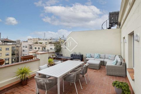 Excellent penthouse for rent for temporary contracts, 11 months, located in a stately building in the Eixample Right of Barcelona. The penthouse is furnished and was renovated a year ago. The day area has the living-dining room with the open kitchen ...