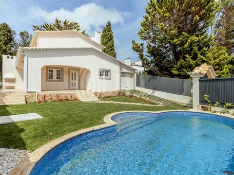 Renovated 3+1 bedroom villa with 210 sqm of gross construction area, garage, garden, and swimming pool, set on a 441 sqm plot of land, located in a very quiet area in Linhó, Sintra. It is distributed as follows: on the ground floor, entrance hall, gu...