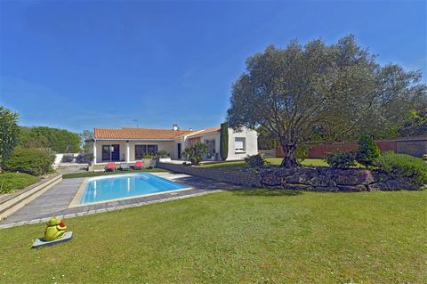 South Charente-Maritime near Royan, in Meschers sur Gironde. A Villa of approximately one hundred and fifty square meters on two levels with a useful surface area of two hundred and forty square meters built on a wooded and flowered plot of approxima...