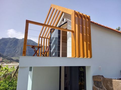 Casa de campo, Challet, (Palheiro) renovada, integrada numa propriedade com cerca de 4500 m2, situada a uma altitude de cerca de 300m, na zona dos Lameiros em São Vicente. A sua configuração e localização privilegiada permitem desfrutar de vistas des...