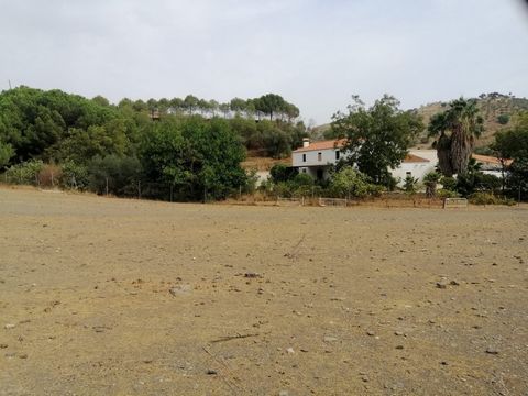 Your imagination is the only limitation with this property. This old olive mill, is here waiting for someone to fulfill it's full potential to be anything the new owner wants it to be. Set in 2,000,000m2 . Its 5 minutes from the Cartama and Pizzara r...