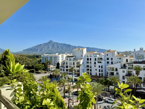 Located in Puerto Banús. Playas del Duque is one of the best complexes in Marbella and Puerto Banus. It rightfully bears the name Gran Luxury! An ideal location on the first line of the sea, 24-hour security, concierge service and, of course, luxurio...