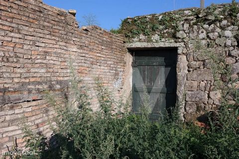 House T1 in Fontoura, Valença. This property is in ruin and has 40m2 of floor area. In addition, it still has a farmland with 150m2.