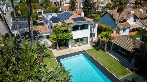 VILLA NEXT TO THE BEACH WITH HEATED POOL Excellent villa just 300 meters from the beach, located in the area of the New Golden Mile (Estepona), specifically in the Costalita area, next to the Villa Padierna beach club, close to all kinds of services,...