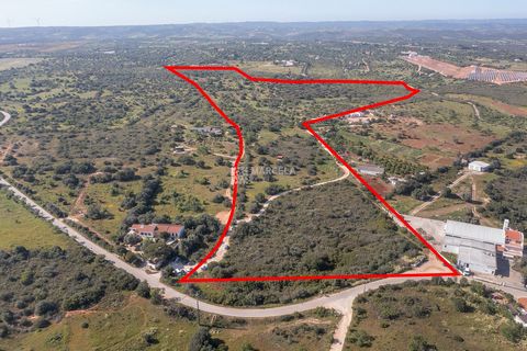 Located in Lagos. Fantastic large plot of land with an area of 11.15 hectares, with adjoining ruin, located in Monte Judeu, Bensafrim. About a 5 minute drive by car from the city of Lagos, in a truly peaceful location with rural views and an existing...