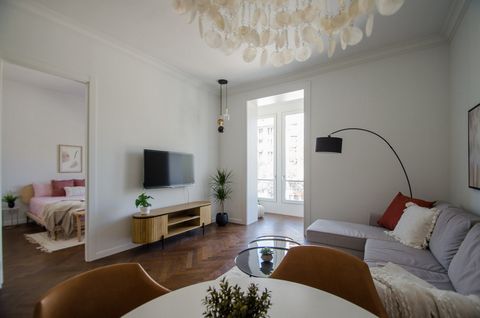 Brand new luxury apartment, fully furnished and equipped (new construction in a completely renovated building). Featuring excellent finishes and 76 sqm of living space, this apartment is located in the central Eixample Dreta (Eixample) area of Barcel...