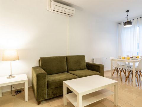 Bright apartment composed of two double bedrooms and one bathroom, located in a modern building, just few minutes walking from Plaza de la Merced.The flat is located on a second floor, easily accessible with the lift; The main terrace does not belong...
