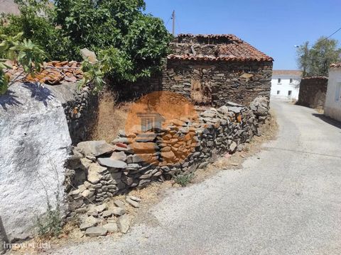 Single storey village house with patio, for recovery, stone house, located in the center of the village of Cerro da Vinha in Alcoutim. Small outdoor space for garden or swimming pool. Situated in a wonderful place with fabulous scenery. In a quiet vi...