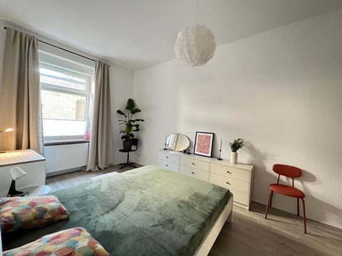 The 60 sqm flat is located on the ground floor of a rear house in Hellmundstraße. The flat is furnished and completely ready for comfortable living. Move in and live immediately. - Spacious living room with dining/work area, comfortable sofa (with sl...