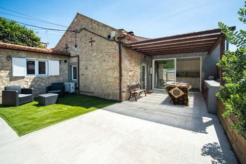Assunção Malveira Cascais House is located practically in the country side, but at the same time near the center of Villa of Cascais. 5 minutes drive from the ocean and 15 minutes from the train station of Cascais where you can get to Lisbon, in 30 t...