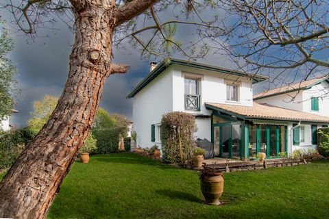 Discover this magnificent 102 square meter house nestled in the heart of the peaceful PENZIA BERRI district in Olhette. With its authentic charm and warm atmosphere, this property offers an ideal living environment for lovers of tranquility and natur...