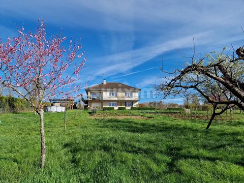REF 19647 AA - SWIXIM EXCLUSIVE - DESANCON/DOLE/DIJON AXIS. ORCHAMPS sector - Exceptional location and view for this renovated house, built on land of approximately 3600 m². It consists of a large entrance hall, kitchen open to living room with a sur...