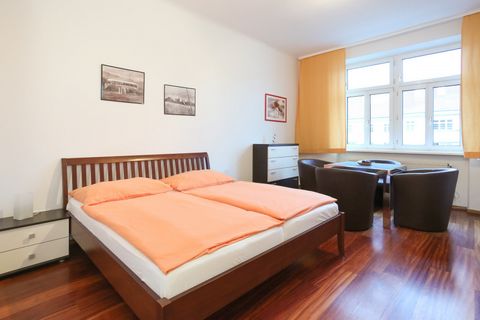 Das helle, schöne 42 m² Apartment ist perfekt für 2-3 Personen, es ist komplett eingerichtet und auf Grund seiner zentralen Lage ein idealer Platz für einen längeren Aufenthalt in Wien. Das kombinierte Wohn/Schlafzimmer hat ein großes Doppelbett und ...