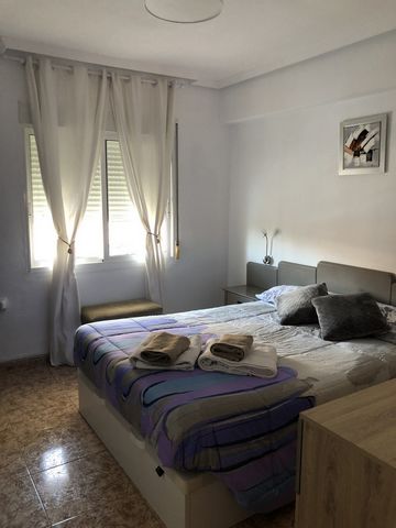 Spacious room for girl, desk, with sheets and towels, share bathroom, 10min walking distance to Postiguet beach and downtown, Castle area and Marc museum, in front of Plaza Mar2 shopping center, bus, tram banks, el Plá barrio, in share flat with 3 gi...