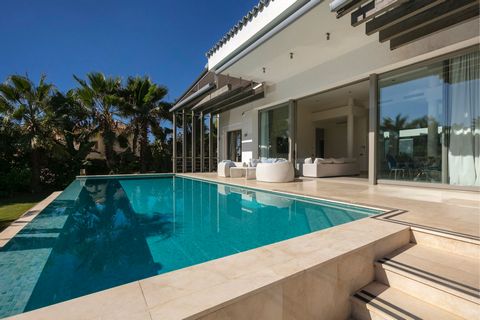 Located in Benahavís. Villa for LONG TERM RENTAL - La Quinta Benahavis Built in 2016, this modern villa is ideally located in a residential area, a few steps from La Quinta golf course and 8 minutes from Puerto Banús, you will love it for its relaxin...