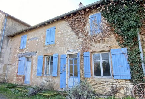 5 km east of Cormatin and 15 km from Cluny, real estate complex located in the heart of a small village. This property has a house to renovate with a large convertible attic, stables and garage. The house currently benefits from a kitchen, 3 bedrooms...
