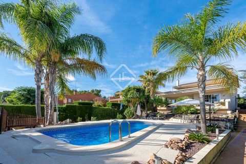 Lucas Fox Tarragona exclusively offers this detached house with a beautiful garden with a pool, located in the Boscos de Tarragona development , near the shopping centre and the bus stop. Upon entering, we find a well-kept garden with outstanding pal...