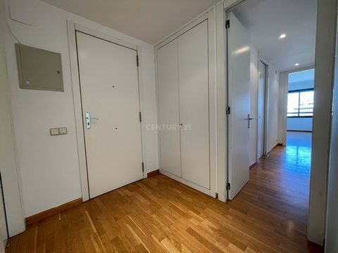 Welcome to your new home in the heart of the vibrant city of Sabadell! This stunning apartment, with 150 square metres of space, is located just a minute away from El Corte Inglés and Catalunya Park, the green lung of our city. Plus, enjoy the conven...