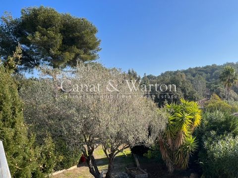 CANAT & WARTON Golfe de Saint-Tropez präsentiert diese Villa in La Croix Valmer, in einer Wohnanlage in der Nähe des Landungsstrandes der Alliierten. Diese Villa von 193 m2 befindet sich auf einem bewaldeten Grundstück von 925 m2. Es ist in 3 unabhän...