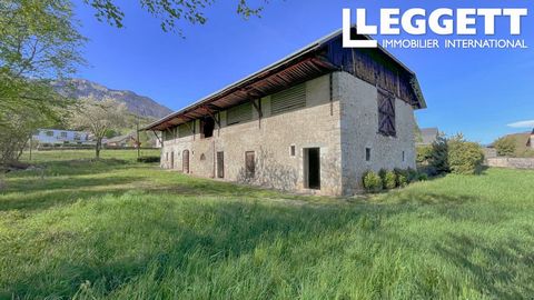 A28069MAS73 - Located in the centre of Frontenex this ancient stone farm, in sound structural condition with around 6000m2 of land, can be converted in to 650m2 of two storey apartments with a gated entrance for gardens and parking. The roof is in ve...