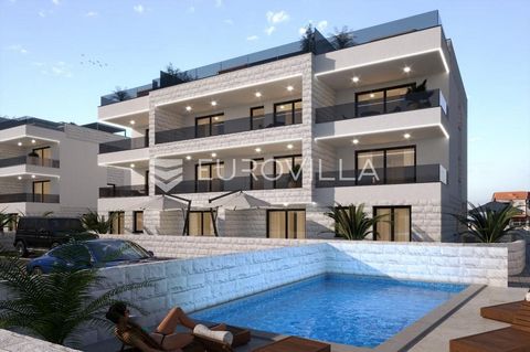 Privlaka, NEWLY BUILT luxury villa with 10 residential units, swimming pool for tenants only 70 m from the beach, with a beautiful open sea view located in a quiet part of Privlaka. Apartment A002 - two-room apartment on the ground floor, closed area...