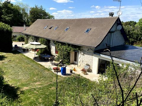 Magnificent farmhouse, located 40 minutes from Roissy-Charles de Gaule 10 minutes from Villers-Cotterets, built on an isolated plot of over 6000m2, it consists of an entrance, a living room of over 40m2 and a dining room , a fitted kitchen, a master ...