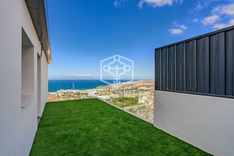 Brand new penthouse with wonderful panoramic sea views and excellent location in a new complex in San Eugenio Alto. With 3 bedrooms and 2 bathrooms, this penthouse is ideal for those looking for an elegant and spacious living space. The fabulous pano...