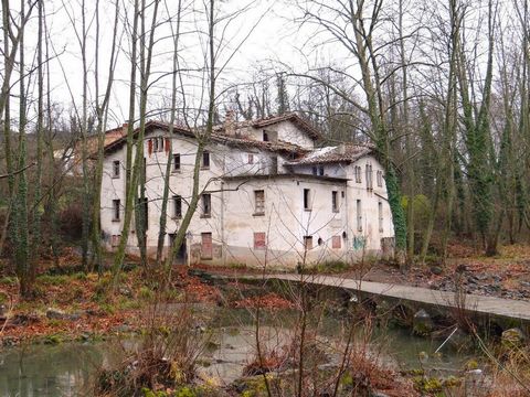 DOMUM EUROPA offers you this large two-storey ground floor farmhouse next to the river Fluvia near the town centre of Olot on a 108,000 m² estate with fields and wooded area. A few minutes away we have bus service, CAP, gas station and several shops....