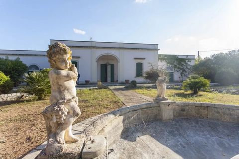 Prestigieuze villa te koop nabij Lecce, een oude aristocratische residentie met zwembad, volledig ondergedompeld in een botanische tuin van ongeveer twee hectare met talrijke boomsoorten die privacy en een aangenaam verblijf garanderen. De toegang to...