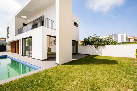 New villa, with a private garden and swimming pool, of modern architecture, in Carcavelos. This fantastic villa is implanted in a 346 sqm lot and it is distributed as follows: Ground Floor: - Entry hall - Social bathroom - Large dimensioned living an...