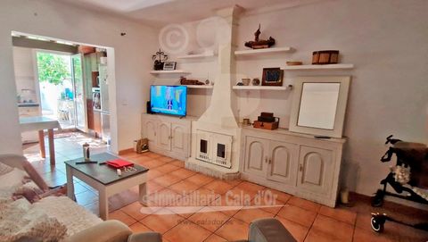 Situated in a cul-de-sac in the centre of Cala d'Or, just a few minutes walking distance to Cala Esmeralda and Cala Gran, we find this formidable ground floor flat. It consists of three bedrooms, two of them double, a spacious bathroom with shower, l...