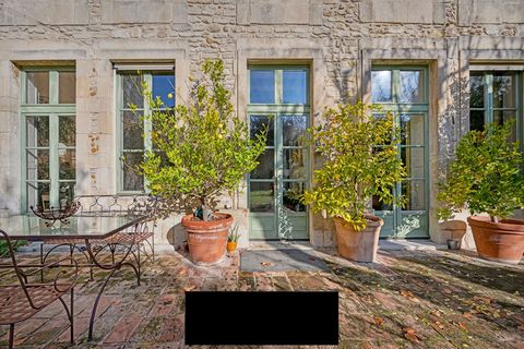 10 minutes from Nimes, in the center of the village, this 300m2 bourgeois house and its intimate 700m2 garden with swimming pool. We discover several living rooms in a row with a surface area of 70m2 bathed in light overlooking the outside, a large k...