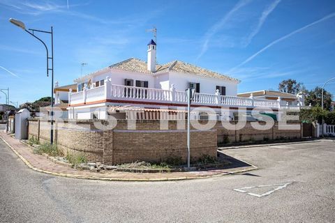 Detached villa made up of 5 apartments in MatalascaÃ±as, Huelva, on a corner plot of approx.750 m2. The ground floor is divided into four apartments, two with two bedrooms and two with one, which are rented.On the upper floor we find a house with thr...