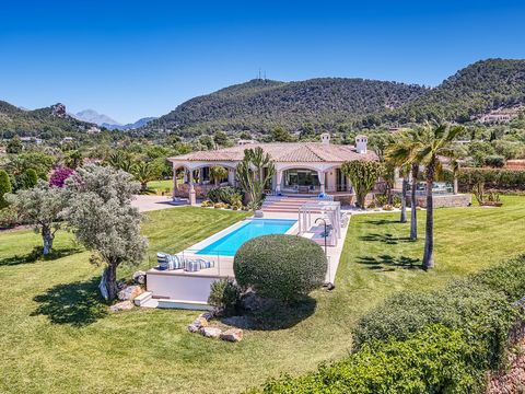 This exquisite, original Mediterranean finca awaits you in a privileged location, just before the marina of Puerto de Andratx. This Mallorcan masterpiece combines approx. 810 m² of living and usable space on a plot of over 50,000 m² and offers you a ...