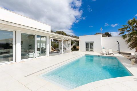 Lucas Fox presents this villa with sea views of 256 m² built on a comfortable and spacious plot of 1145 m² in the south of the island of Menorca. This villa is characterized by its open and spacious spaces, as well as the luminosity provided by the l...
