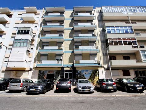 3 bedroom flat in the centre of Benfica. This 3 bedroom flat was fully refurbished and equipped, located in one of the best areas of the parish of Benfica, a few meters from the Metro, varied public transport, commerce and just 5 minutes from Hospita...