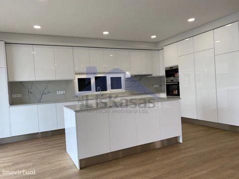 Brand new 4 bedroom villa with swimming pool in Famões, in Odivelas Reference: MR2727 This property consists of: Floor -1 -Laundry; - Technical area; - Full bathroom - Garage for 3 cars; Floor 0 - Living room and kitchen in open space 74 m2; - Bedroo...
