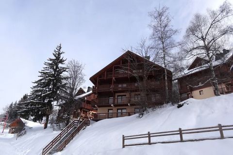 Résidence Chalet des Neiges in Oz-en-Oisans consists of a few dozens of apartments spread out over five chalets. All apartments feature a nice, comfortable interior and have got a balcony. This very well maintained complex was built in local style, w...