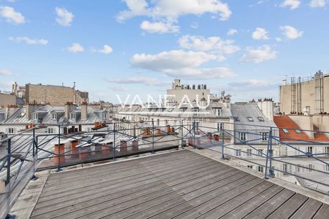 Located on the top floor with elevator of a beautiful old building dating from the 1900s, superb atypical duplex apartment comprising an entrance hall, a living room with veranda and south-west exposure, opening onto an open-plan kitchen and dining r...