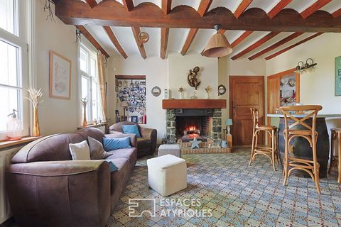 In the sought-after area of Triez in Sebourg, authentic farmhouse of 200m2 offering a bucolic setting and a captivating atmosphere. This traditional farmhouse combines the charm of the old with modern amenities for optimal comfort. On the ground floo...