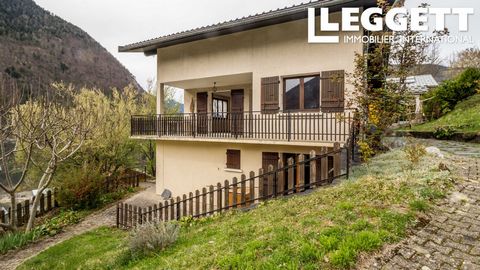 A28178LDS73 - Discover the potential of this 200 sqm property situated on a large plot of over 1000sqm, on the tranquil heights of Salins les Thermes, offering incredible views across the valley below. The property currently comprises 4 bedrooms and ...